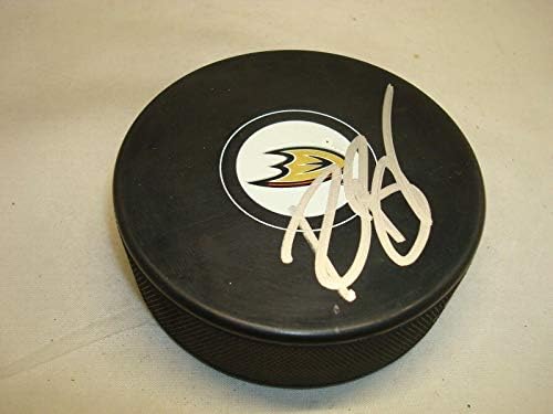 Rene Bourke potpisao je hokejaški pak Anaheim Ducks s 1A-NHL Pakom s autogramom