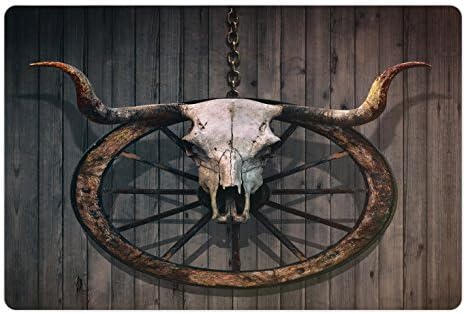 Prostirka za kućne ljubimce s drvenim kotačem Ambesonne Ambar za hranu i vodu, Lubanja bika s dugim rogovima i kotač starog