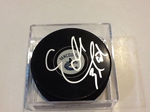 Eddie lack potpisao je hokejaški pak Vancouver Canucks s autogramom od MD-a