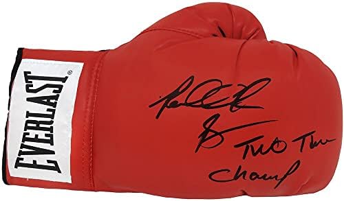 Riddick Bou potpisao je crvenu boksačku rukavicu s potpisom dvostrukog prvaka