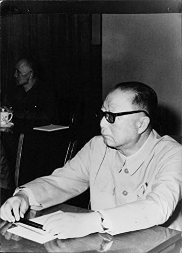 Vintage fotografija Nieh Jung Chen sjedi.
