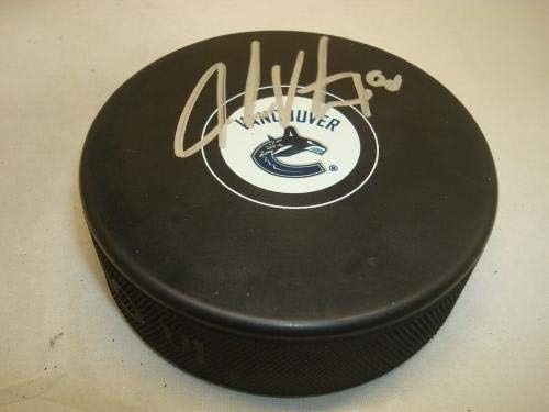 Jake Virtanen potpisao je hokejaški pak Vancouver Canucks s autogramom od 1 do 1 do NHL pakova s autogramom
